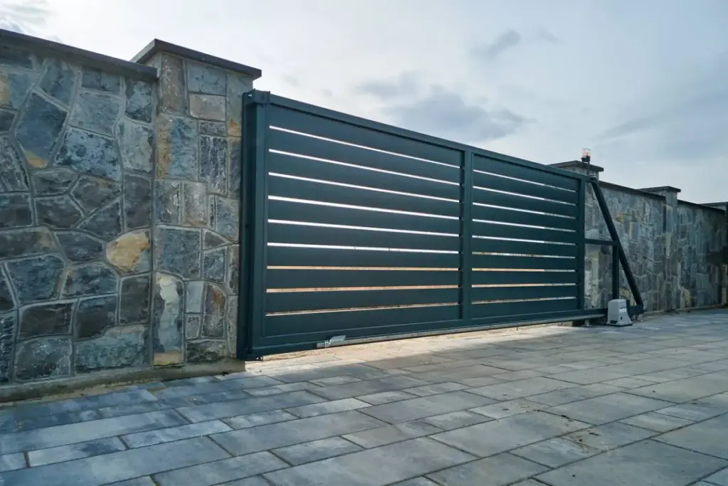 installation clôture sur mesure terrain pente