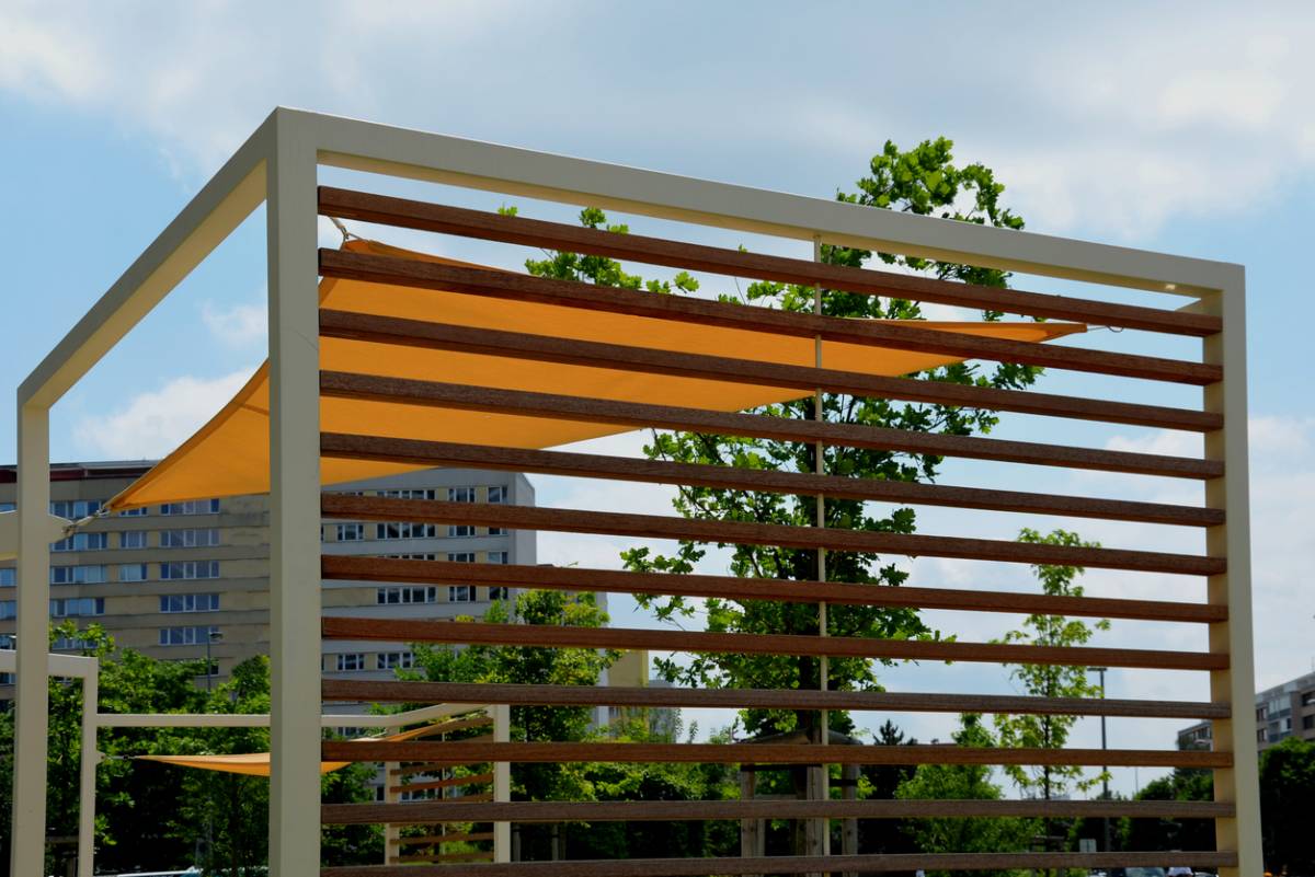 Voile d'ombrage au dessus d'une pergola