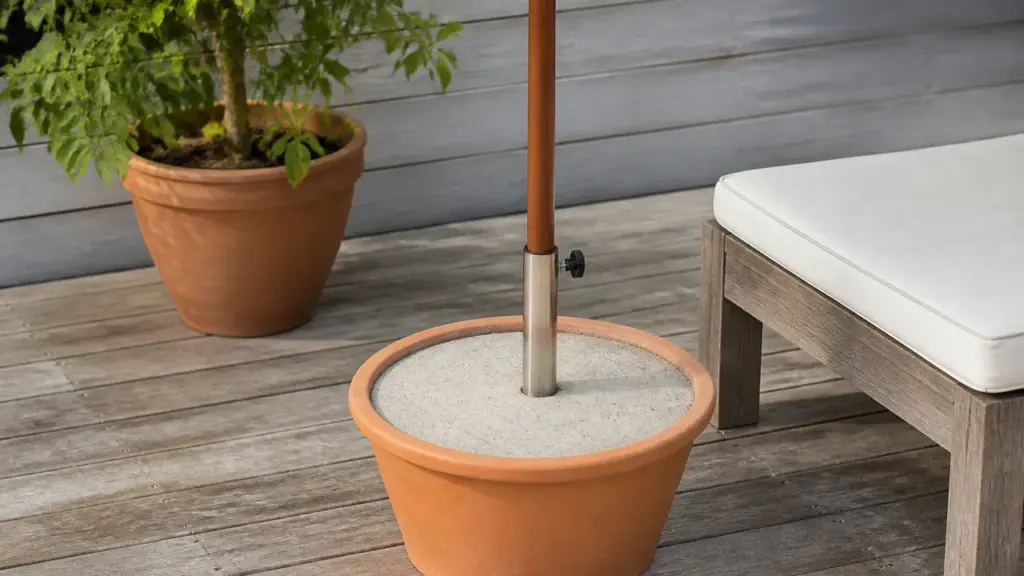 Pied de parasol DIY en béton dans un cache-pot