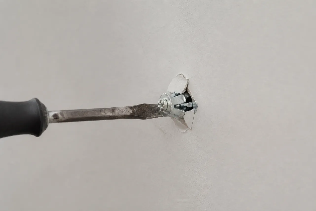 Retrait d'une cheville Molly au tournevis et à la pince