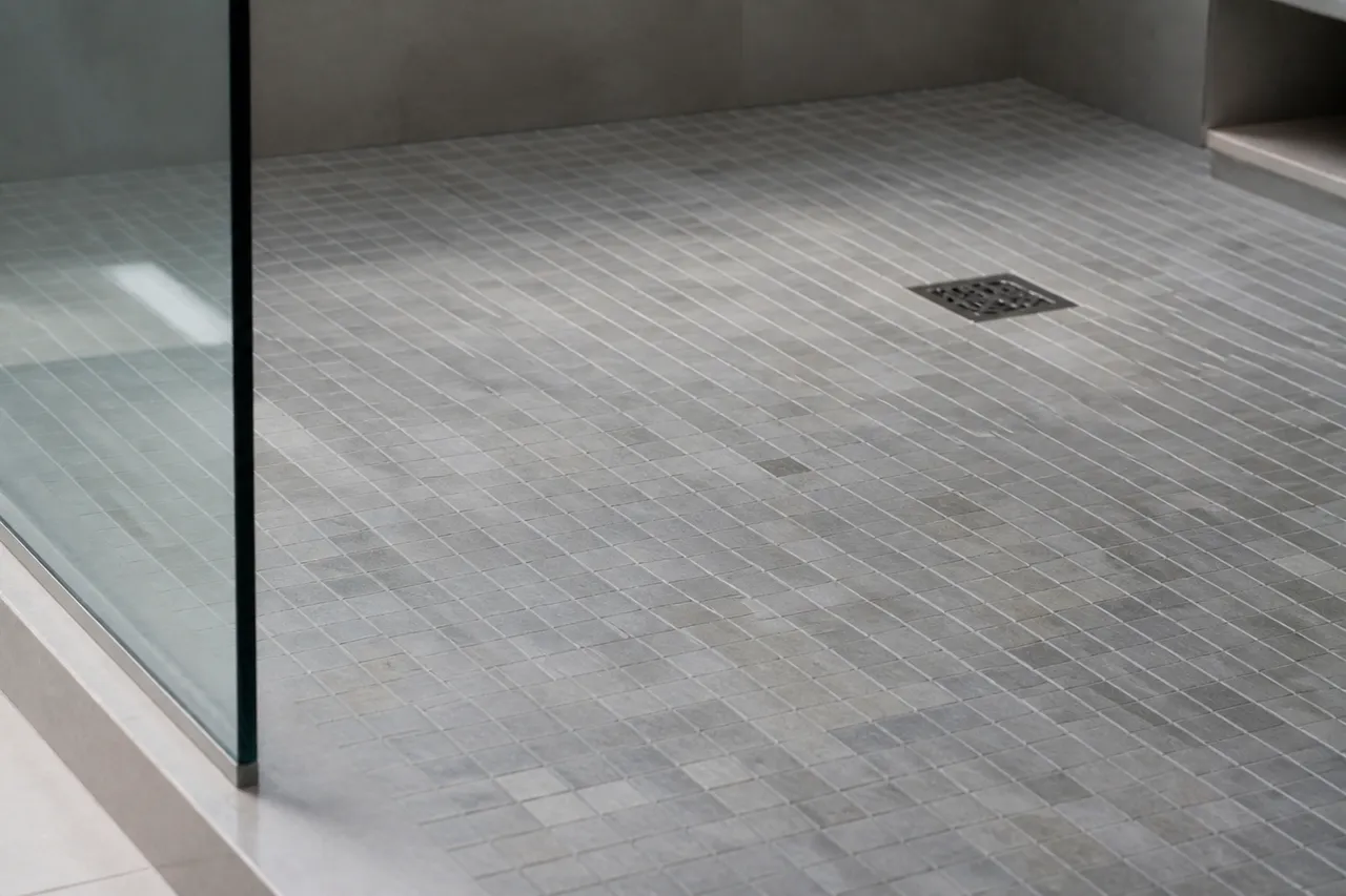Choix carrelage salle de bain antidérapant en mosaïque